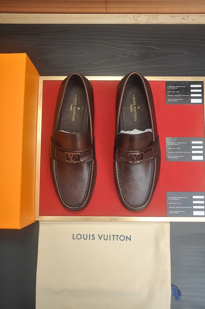 Men's men's shoes 💰540💶 [LV] (original single cowhide lining) 🍀LV's latest genuine leather business suit shoes are launched simultaneously on the official website. The first-layer cowhide imported from Italy is made of heavy gold, 💥official website 1:1 rubber outsole. Versatile to wear, high-end without losing class, and the color combination is extraordinary. This four-season style is alluring when worn on your feet, showing off your big-name flair. Standard code 39-45 (45 customized)